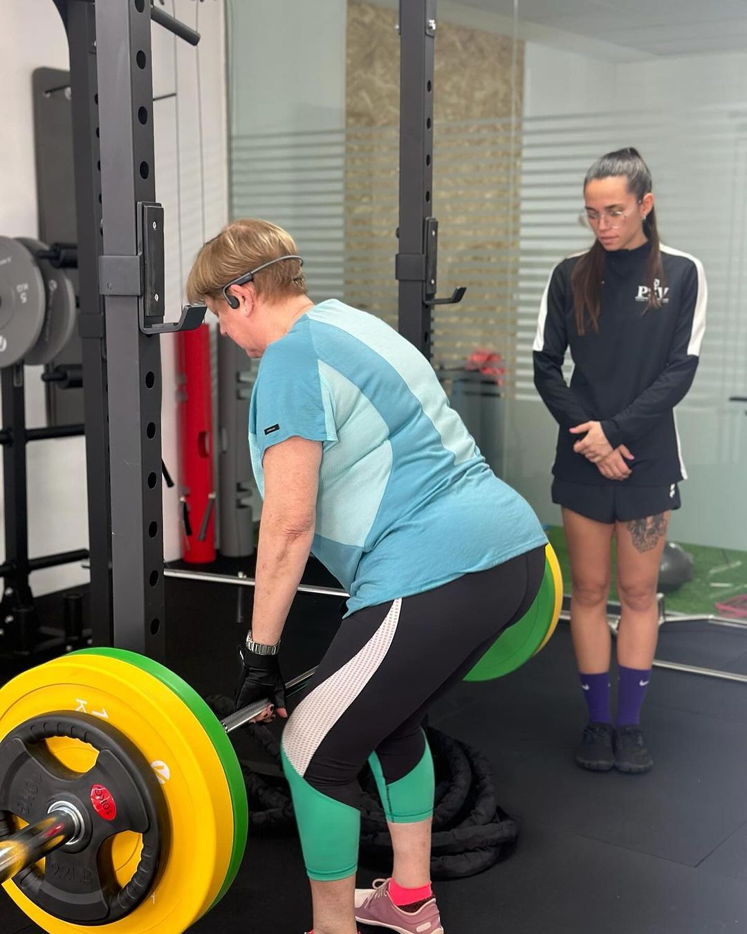 mujer levantando pesas en entrenamiento personal